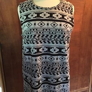 Old Navy black and white patterned Ladies top size L 3/$15